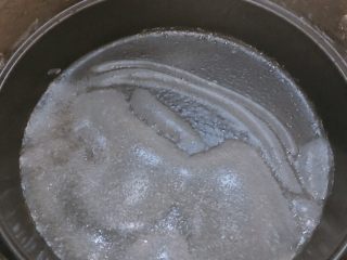 19、家庭自制凉皮,蒸到起泡就可以了，用刮刀周围划一圈，再小心揭开