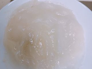 20、家庭自制凉皮,放盘后刷层香油，防止粘到一起，盘子底下放冰水，我忘记拍照了