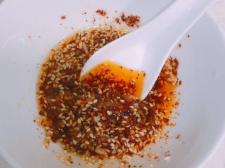 26、家庭自制凉皮,锅里烧热油浇到碗里，分几次浇，期间搅拌均匀