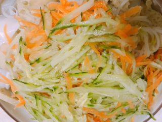 31、家庭自制凉皮,加入青瓜丝胡萝卜丝