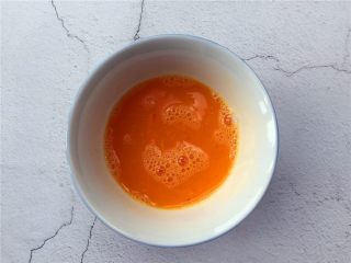 4、秋葵炒蛋,将鸡蛋打散备用。