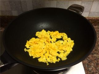 7、秋葵炒蛋,用铲子将鸡蛋铲成小碎块，继续翻炒5秒。