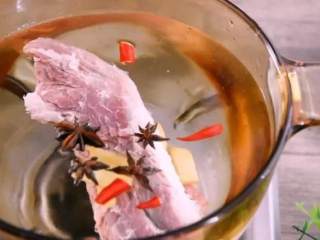 2、一分钟教你做凉拌牛肉，简单好吃，超级下酒！,冷水下牛肉、小米椒、八角、香菜、料酒、姜片，开大火，煮至牛肉熟透