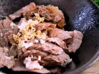 5、一分钟教你做凉拌牛肉，简单好吃，超级下酒！,切好的牛肉里，加入蒜蓉、盐、生抽、香油，搅拌均匀