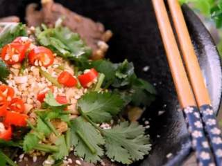 6、一分钟教你做凉拌牛肉，简单好吃，超级下酒！,再加入花生碎、白芝麻、香菜、小米椒即可