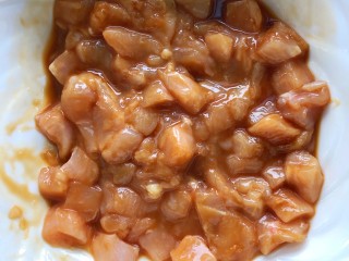 4、炒三丁,搅拌均匀腌制10分钟