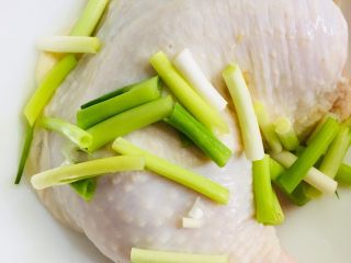 4、葱油鸡腿,鸡腿洗净后用牙签扎些小洞（正反两面都扎）后放入碗中，加入葱段