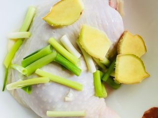 5、葱油鸡腿,加入姜片