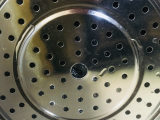 9、葱油鸡腿,蒸锅放水烧开，放上蒸笼