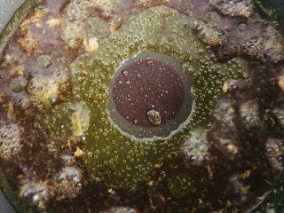 16、葱油鸡腿,将蒸鸡腿蒸出来的汤汁倒入锅中略煮一会儿