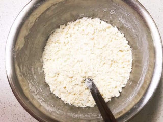 8、西红柿面疙瘩,边倒牛奶边搅拌，把面粉搅成小面嘎达