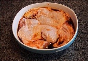 3、照烧鸡腿,把处理好的鸡腿肉放到碗里腌入味。