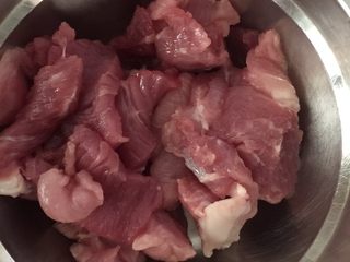 1、茄汁肉沫酿豆腐,肉买回来先洗干净沥干水,切成片