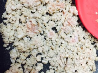 4、茄汁肉沫酿豆腐,30分钟后把肉放锅里中火快速翻炒至7成熟,捞起备用