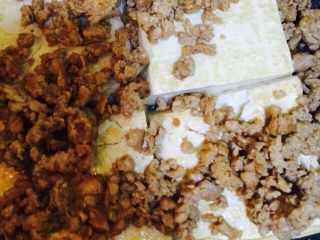 8、茄汁肉沫酿豆腐,肉沫往周边和豆腐面上撒~