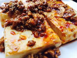 13、茄汁肉沫酿豆腐,装盆,表面撒点已炒熟的白芝麻即可