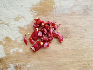 5、香辣西葫,干辣椒切碎