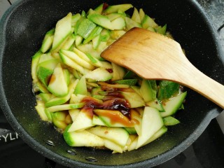 10、香辣西葫,炒三十秒后放入盐，生抽，耗油