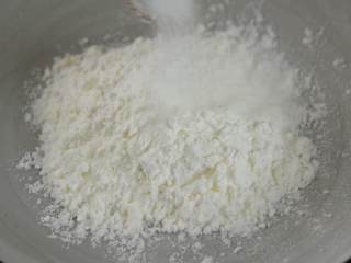 3、炸金针菇—花开富贵的造型又超级香脆，不要错过哦,淀粉中加盐拌匀。