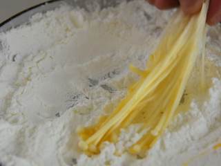 4、炸金针菇—花开富贵的造型又超级香脆，不要错过哦,先裹一层蛋液，再裹一层淀粉。