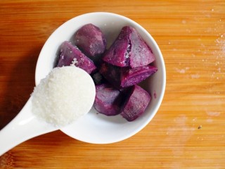 11、紫薯糯米鸡蛋卷,并根据自己的口味偏好，加入适量的白糖。