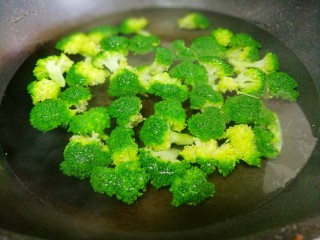 4、西兰花炒菌菇,西兰花焯水1分钟。