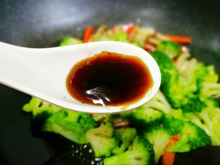 9、西兰花炒菌菇,加一勺蚝油。