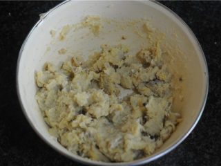 4、红薯芝士丸子,用勺子压成泥状