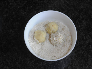 6、红薯芝士丸子,放在面包糠上打个滚