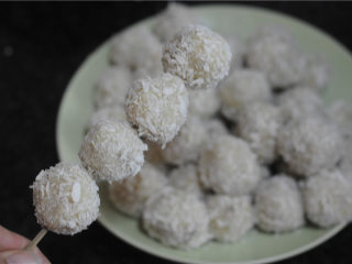 7、红薯芝士丸子,用竹签将红薯丸子串起来