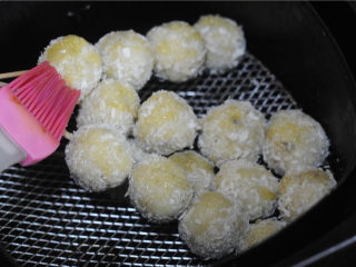 10、红薯芝士丸子,表面刷上少许植物油，230度烤8分钟