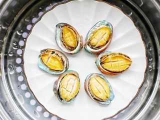 9、清蒸鲍鱼,放入蒸锅大火蒸5分钟。