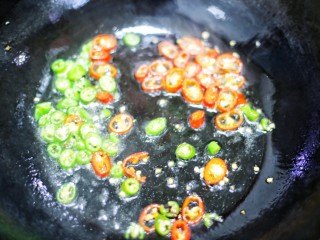 10、清蒸鲍鱼,热锅热油，加入姜蒜末爆香，加青红椒翻炒。