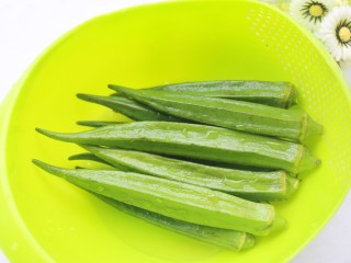 2、营养丰富的秋葵炒鸡蛋,秋葵用盐水搓洗干净。