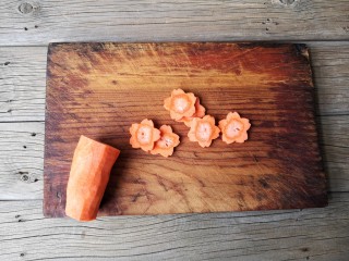 6、西兰花炒虾仁,胡萝卜洗净去皮切花片。