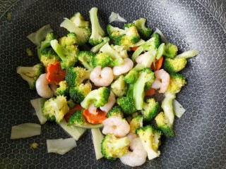 14、西兰花炒虾仁,大火翻炒均匀即可。