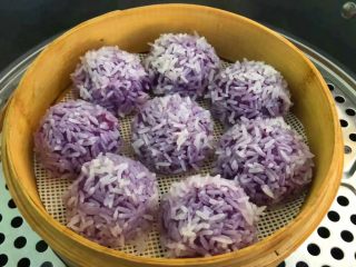 12、紫薯糯米丸子,蒸好取出，紫薯糯米小丸子做好了。