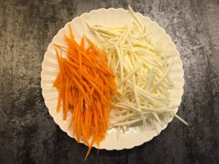 3、鱼香肉丝,胡萝卜和茭白分别切丝