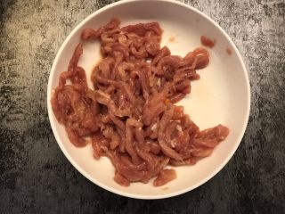 6、鱼香肉丝,腌制十分钟左右