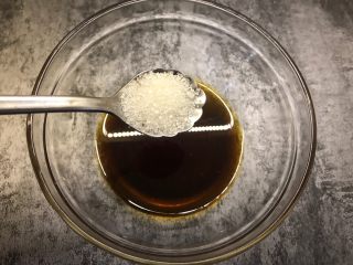 8、鱼香肉丝,取一个干净的小碗，加入三勺香醋，一勺糖，两勺料酒，半勺盐，两勺生抽，半勺老抽，一勺淀粉，五勺清水