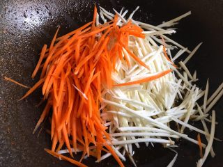 11、鱼香肉丝,锅底留油，倒入豆瓣酱炒出红油，倒入胡萝卜和茭白丝翻炒