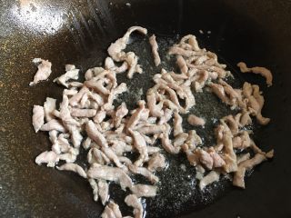 10、鱼香肉丝,锅烧热倒入适量油，倒入肉丝翻炒均匀至变色后捞起