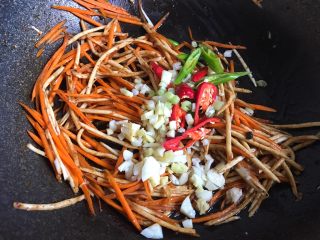 12、鱼香肉丝,加入生姜、大蒜、葱白和青红椒