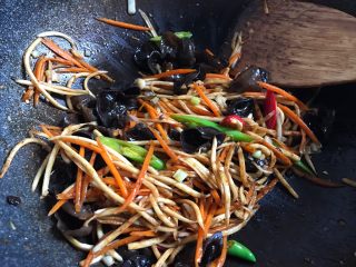 13、鱼香肉丝,继续翻炒