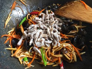 14、鱼香肉丝,加入炒好的肉丝翻炒