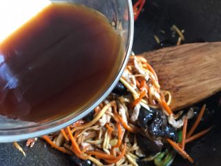 15、鱼香肉丝,倒入芡汁