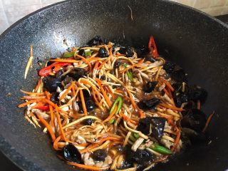 16、鱼香肉丝,小火慢慢收汁即可