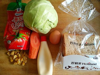 1、沼三明治,准备食材。买了好利来的全麦吐司切片。