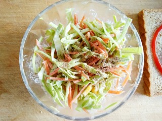 5、沼三明治,可以在拌好的卷心菜沙拉中根据个人口味加一点黑胡椒和海盐。