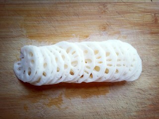 4、#时令蔬菜#荷塘月色小炒,去皮的藕洗干净后切片。(不要切的太厚)